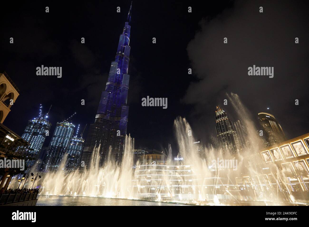 DUBAI, EMIRATOS ÁRABES UNIDOS - Noviembre 21, 2019: el Burj Khalifa rascacielos iluminados en azul y la fuente se mostrará delante de Dubai Mall en la noche Foto de stock