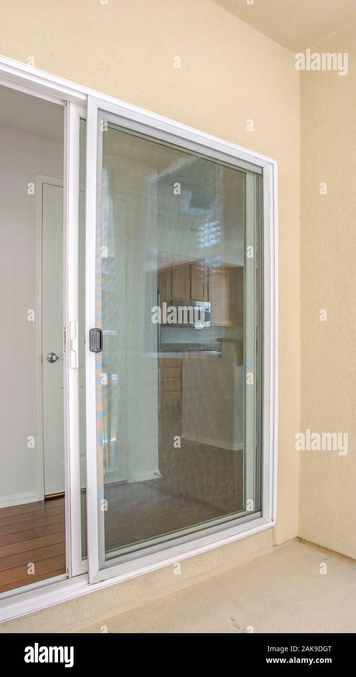 Las puertas corredizas de vidrio vertical desde el patio Fotografía de  stock - Alamy