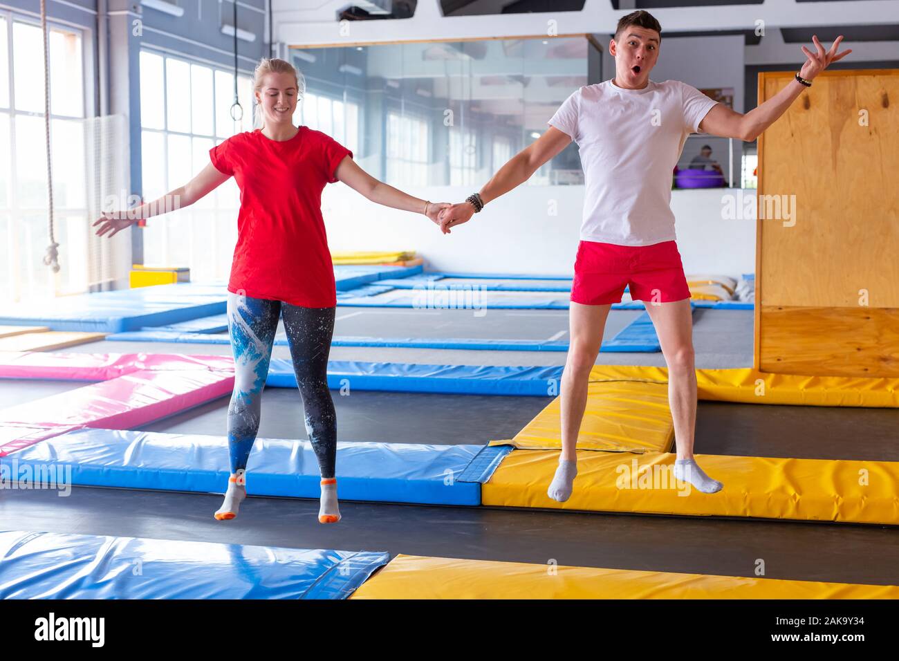 Fitness, diversión, recreación y deporte - Concepto de actividad apuesto  hombre feliz saltando sobre una cama elástica en el interior Fotografía de  stock - Alamy