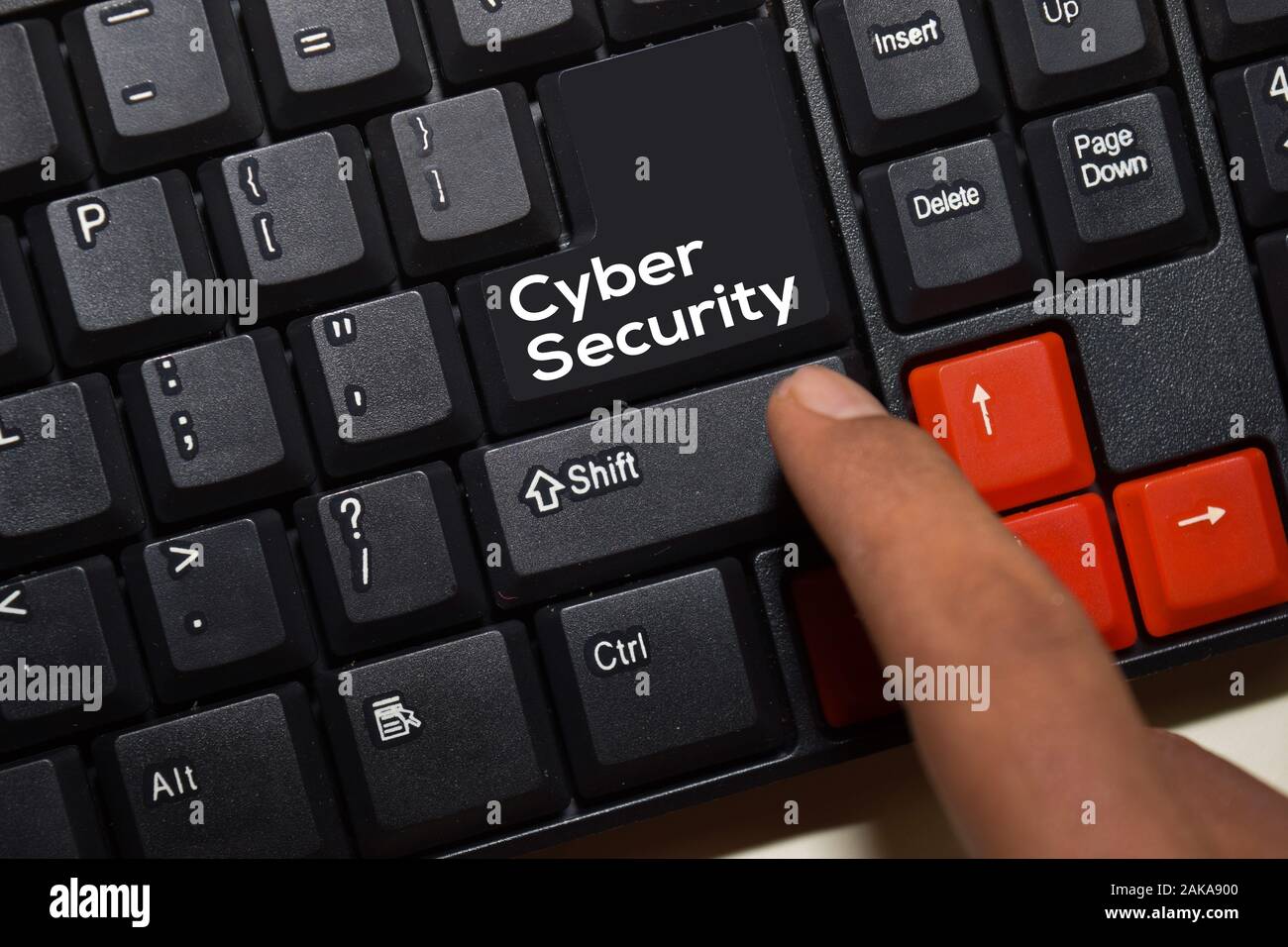 Escribir con el teclado de seguridad cibernética aislado sobre fondo  portátil Fotografía de stock - Alamy