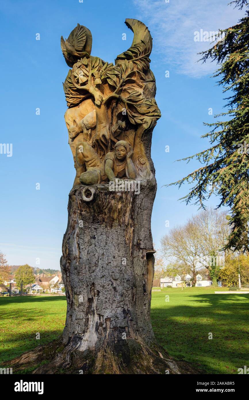 "Hojeando la historia' Escultura en madera tallada en un tronco de árbol por Tom Harvey en Pershore Abbey Park, Pershore, Worcestershire, Inglaterra, Reino Unido, Gran Bretaña Foto de stock