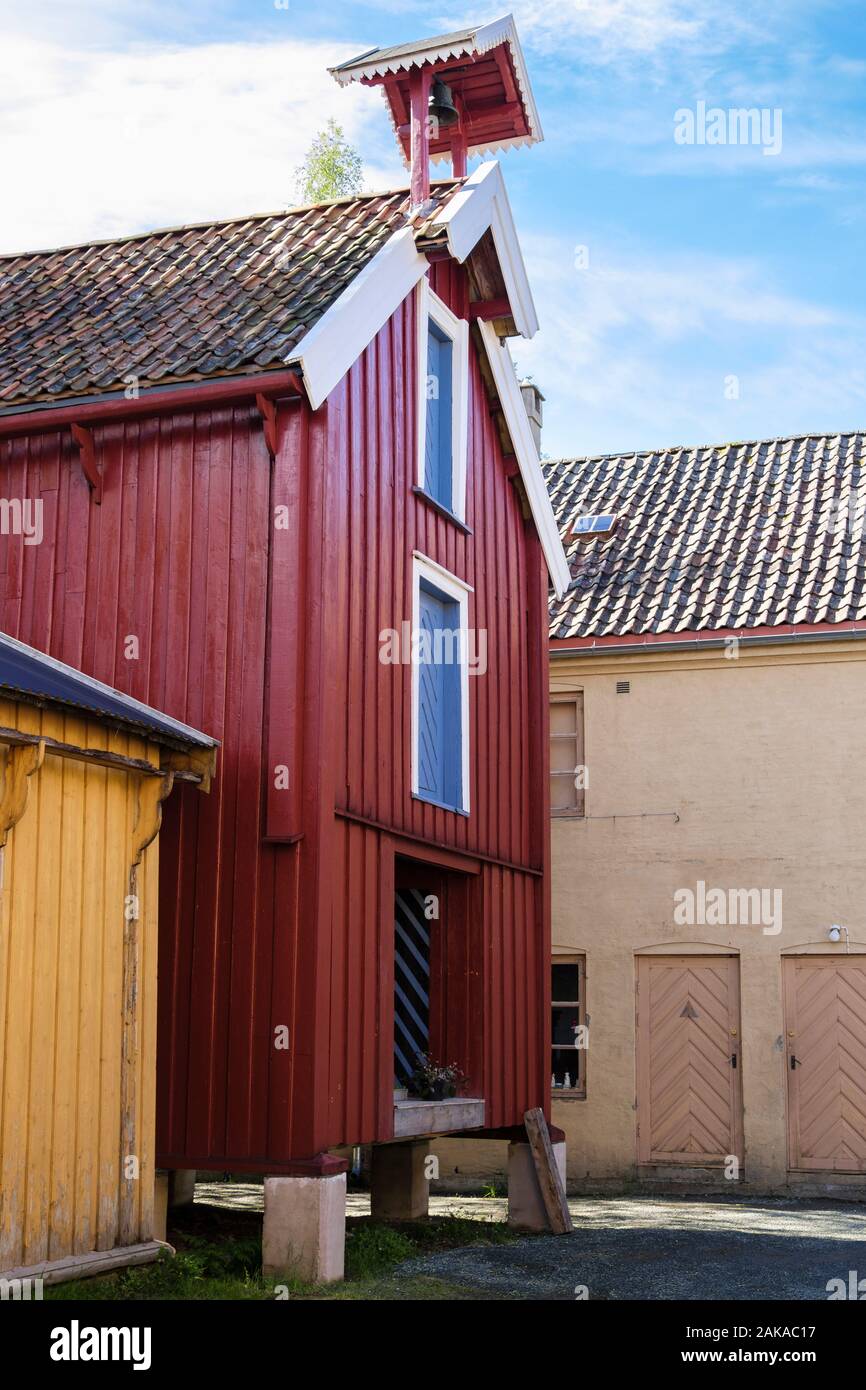 Noruega tradicional edificio de madera sobre pilotes en Sverresborg museo popular de Trøndelag. Trondheim, Sør-Trøndelag, Noruega, Escandinavia Foto de stock