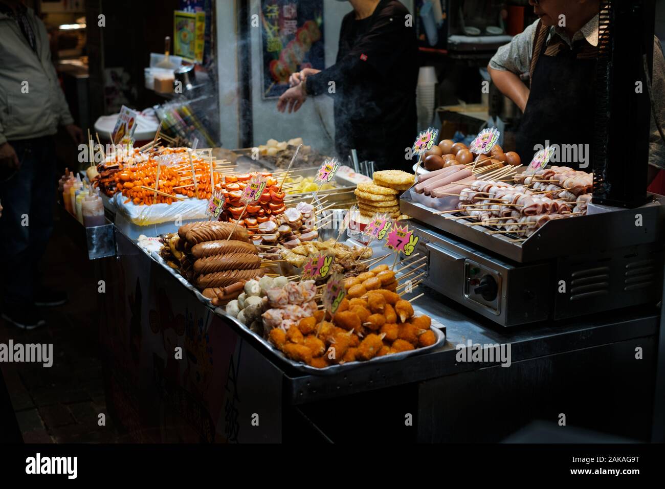 Hong Kong, China - Noviembre 2019: mercado de comida de la calle satnd chino en Hong Kong Foto de stock