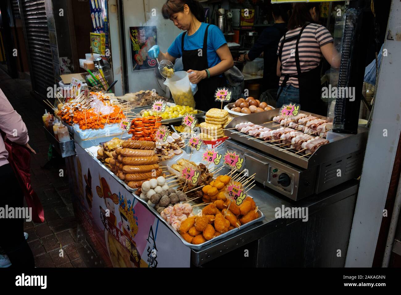Hong Kong, China - Noviembre 2019: mercado de comida de la calle satnd chino en Hong Kong Foto de stock
