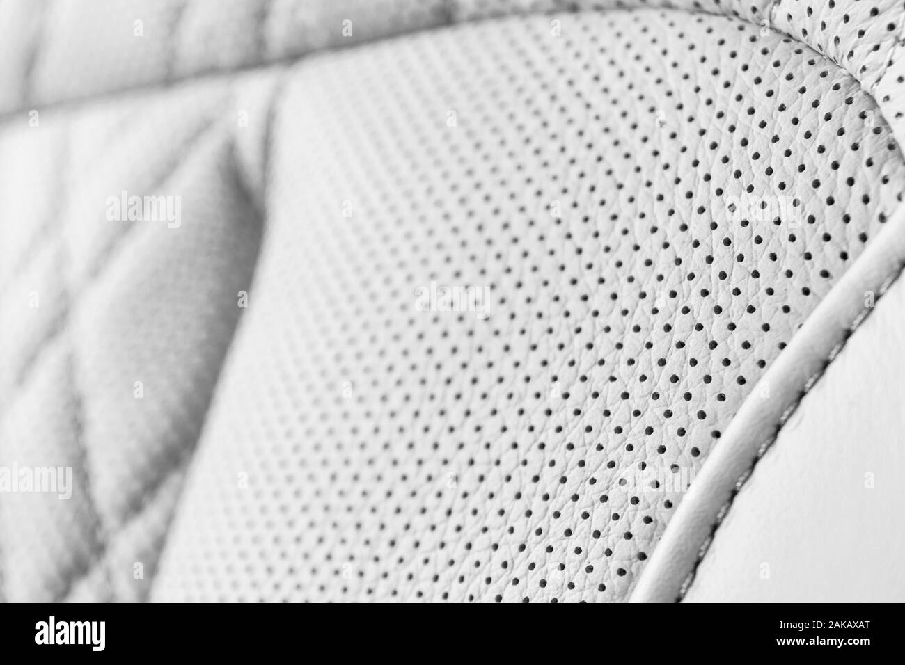 Coche de lujo moderno interior de cuero blanco. Parte de cuero perforado  Detalles asiento de coche. Cuero perforado blanco textura del fondo. La  textura, artificia Fotografía de stock - Alamy