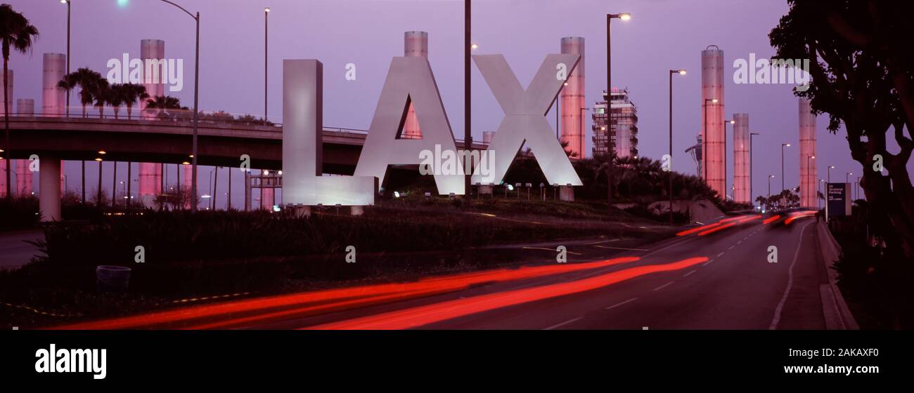 Al anochecer, el aeropuerto, el Aeropuerto Internacional de Los Angeles, Los Angeles, el condado de Los Angeles, California, EE.UU. Foto de stock