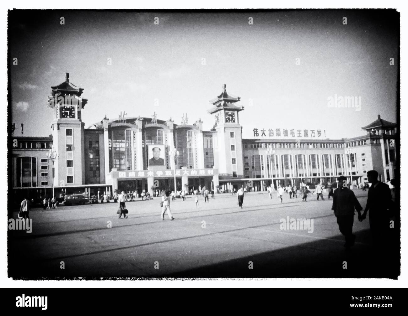 1959 Foto: estación de trenes de Beijing (Chino simplificado: 北京火车站; Chino tradicional: 北京火車站; pinyin: Běijīng Huǒchēzhàn) o, simplemente, la estación de Pekín (en chino: 北京站; pinyin: Běijīngzhàn), es una estación de trenes de pasajeros en Dongcheng District, Beijing. La estación está situada al sureste del centro de la ciudad dentro de la segunda carretera de circunvalación con Beijing Station Street al norte y los restos de la muralla de la ciudad entre Dongbianmen Chongwenmen y hacia el sur. La estación de trenes de Beijing abrió sus puertas en 1959 y fue la mayor estación de tren en China en el momento. Foto de stock