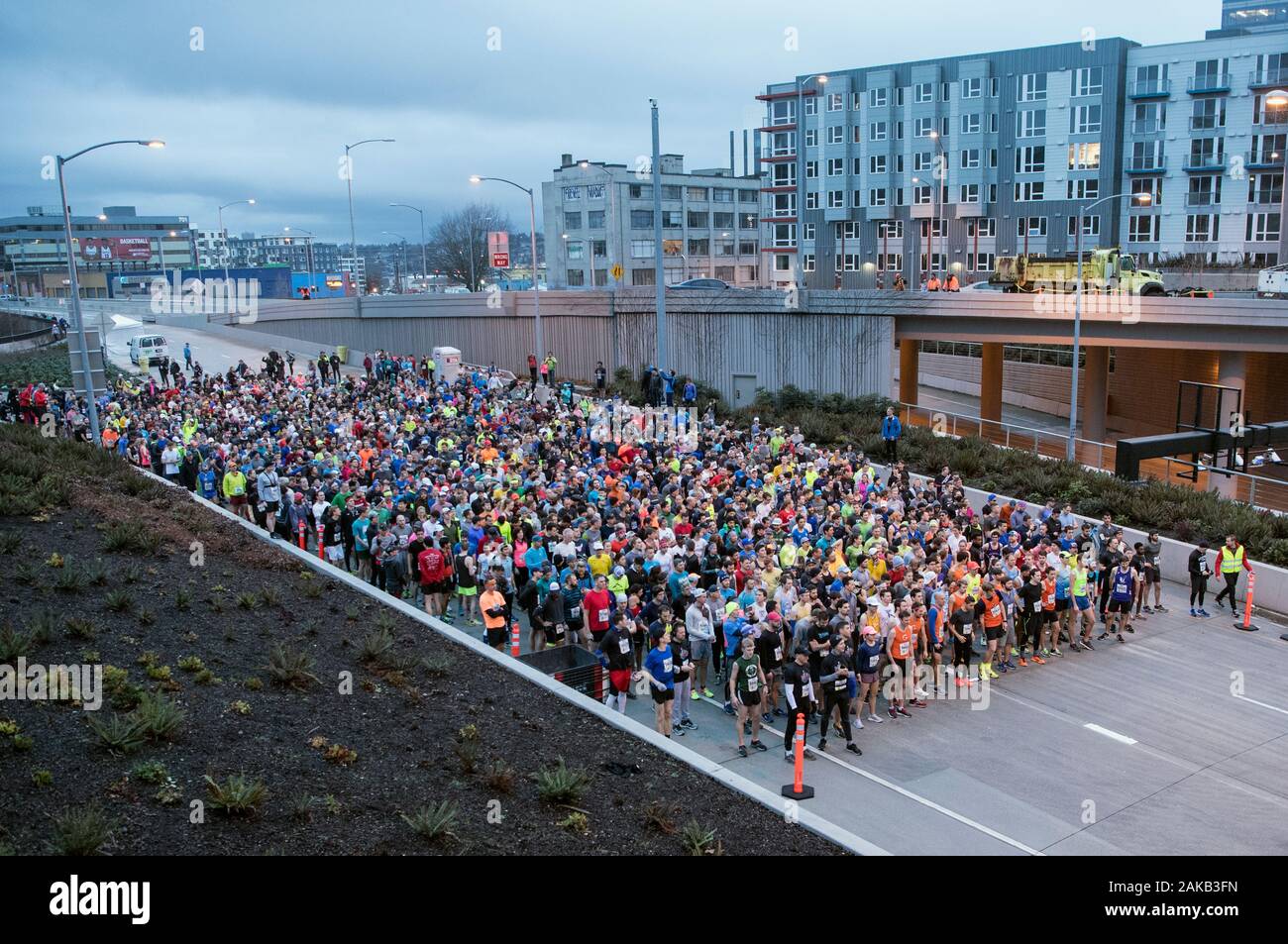 La vista de la gente sobre túnel al Viaducto 8k, Seattle, Washington, EE.UU. Foto de stock