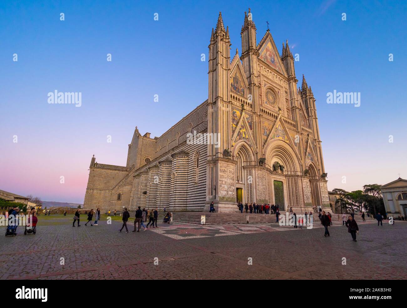 Orvieto (Italia) - La bella etrusca y medieval ciudad de piedra en la región de Umbría, con el centro histórico de Niza, 'Pozzo di San Patrizio" bien. Foto de stock