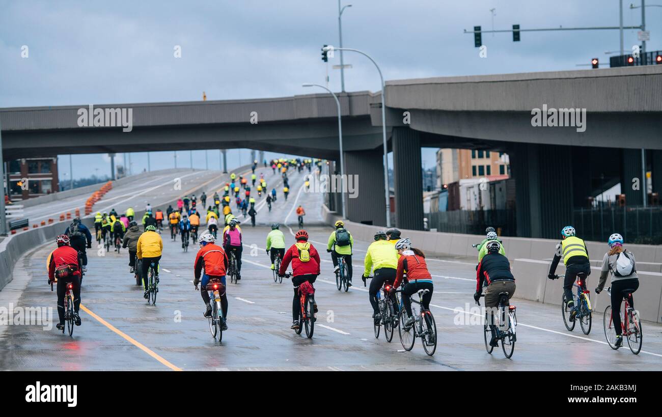 La vista de la gente andar en bicicleta en días lluviosos, Seattle, Washington, EE.UU. Foto de stock