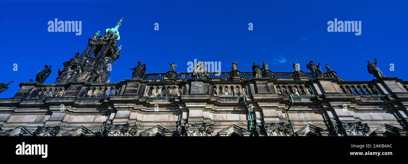 Ángulo de visión baja de la fachada de la Catedral Hofkirche, Dresde, Sajonia, Alemania Foto de stock
