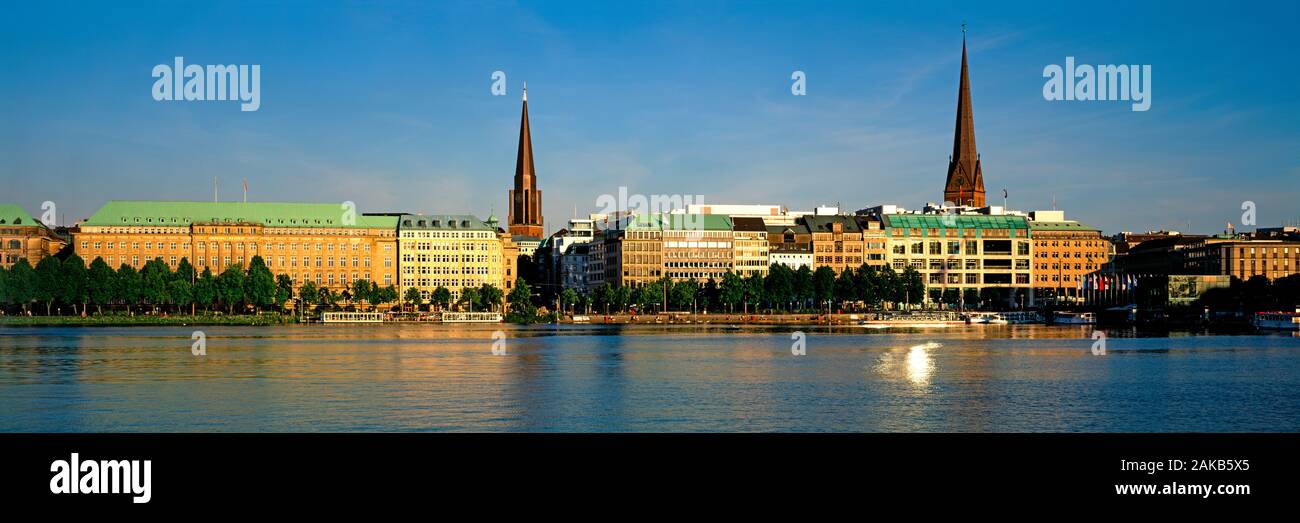 Lago Alster y el casco antiguo de la ciudad de Hamburgo, Alemania. Foto de stock