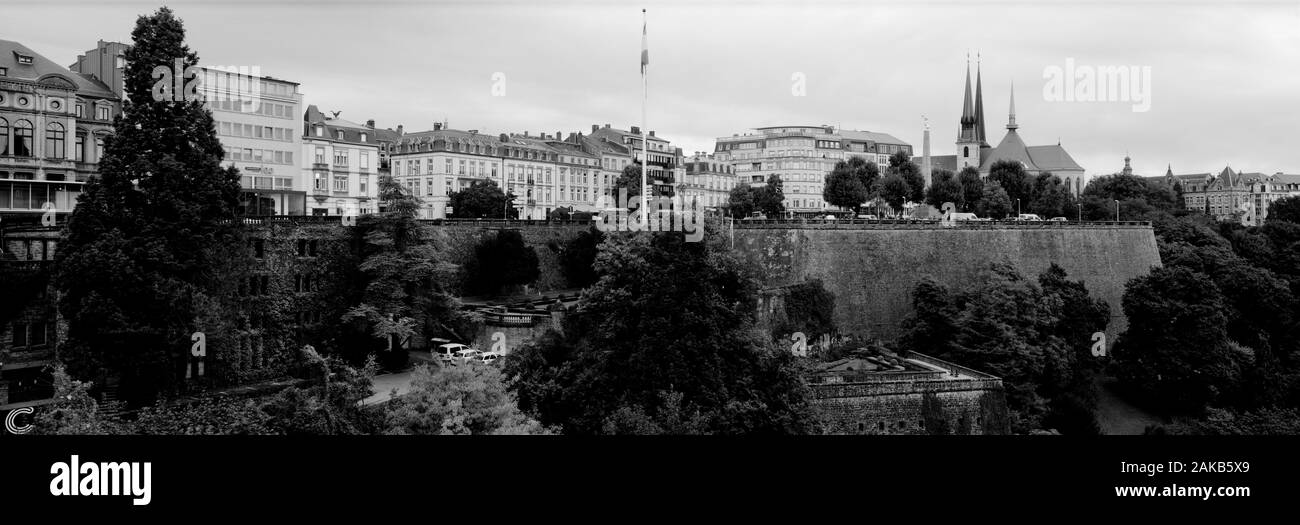 En blanco y negro del paisaje urbano de la ciudad de Luxemburgo, Luxemburgo Foto de stock