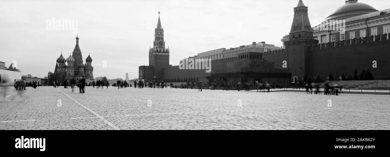 Vista en blanco y negro de la Plaza Roja con San Basils Catedral y la Torre Spasskaya, Moscú, Rusia Foto de stock