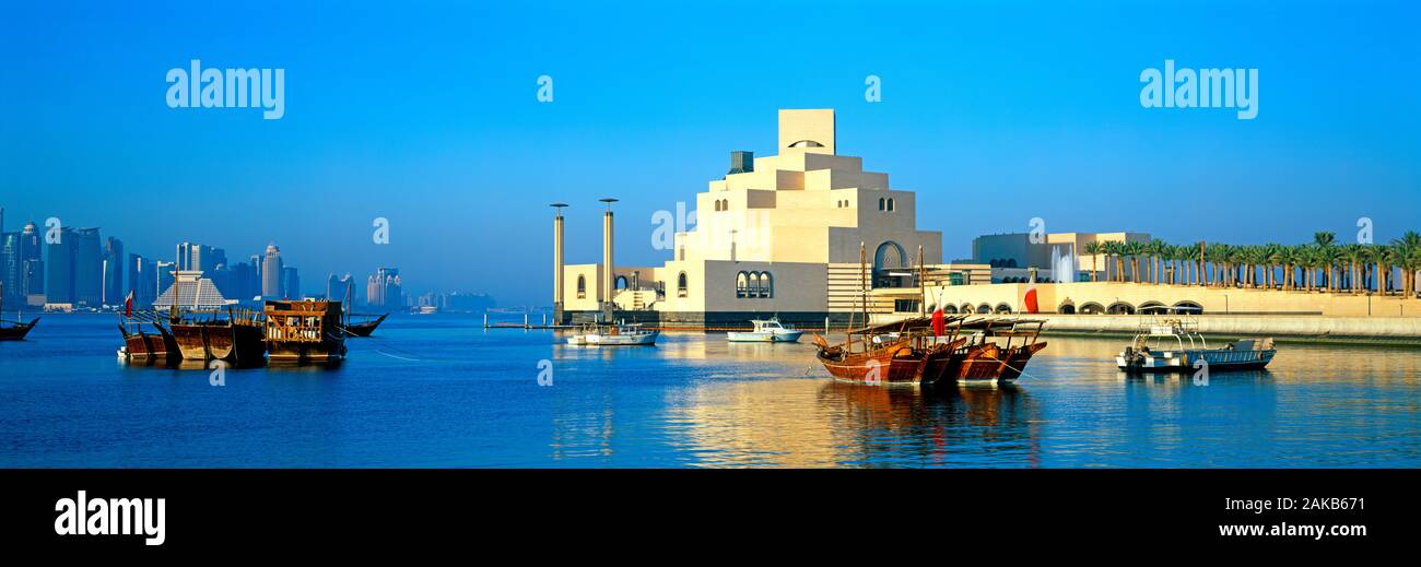 La arquitectura moderna del exterior del Museo de Arte Islámico en el paseo marítimo de Doha, Qatar Foto de stock