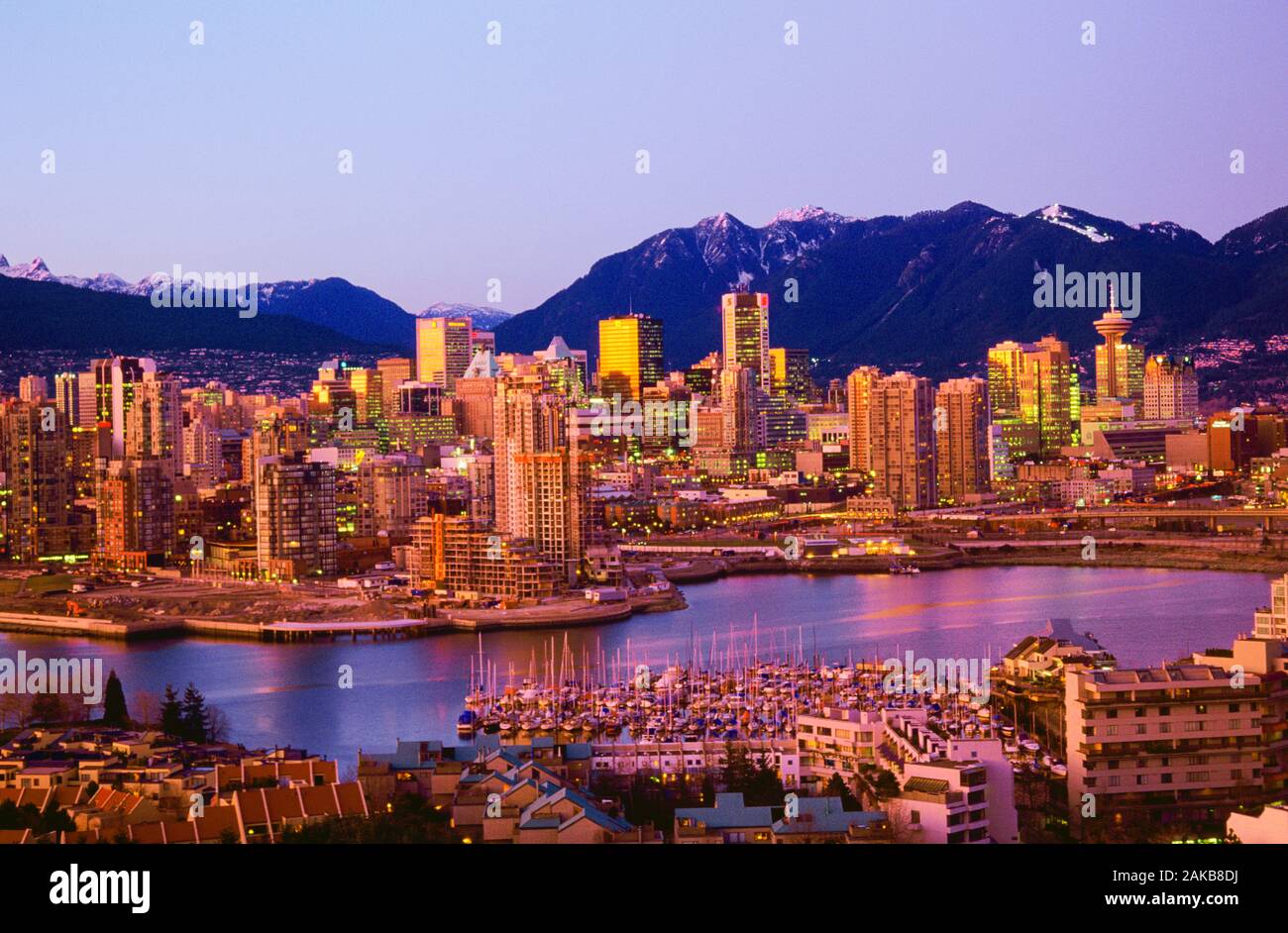 Ciudad de Vancouver con el río al atardecer, British Columbia, Canadá Foto de stock