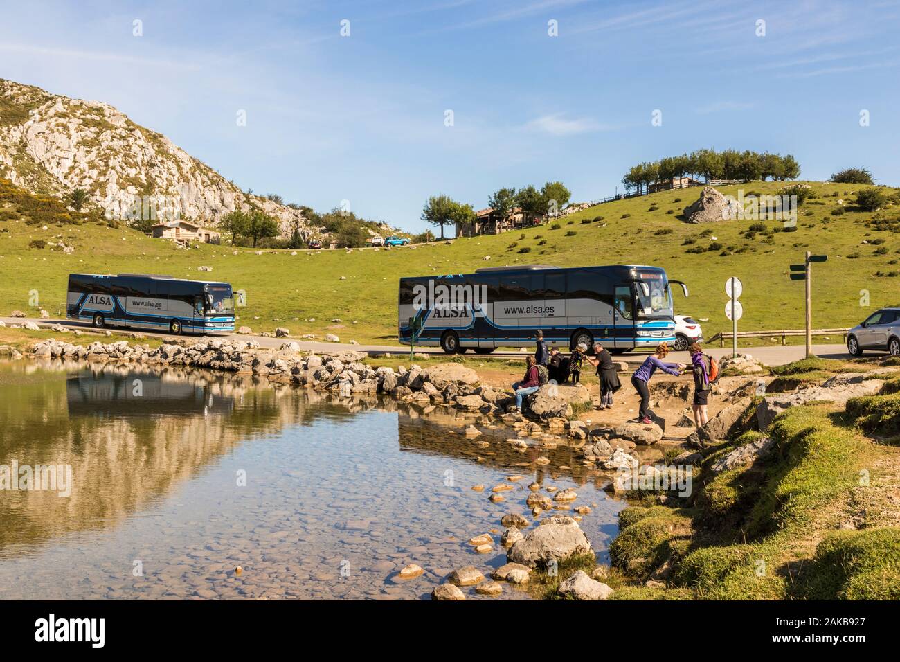 Cangas de Onís, España. Dos autobuses ALSA llegar al Lago Enol en los
