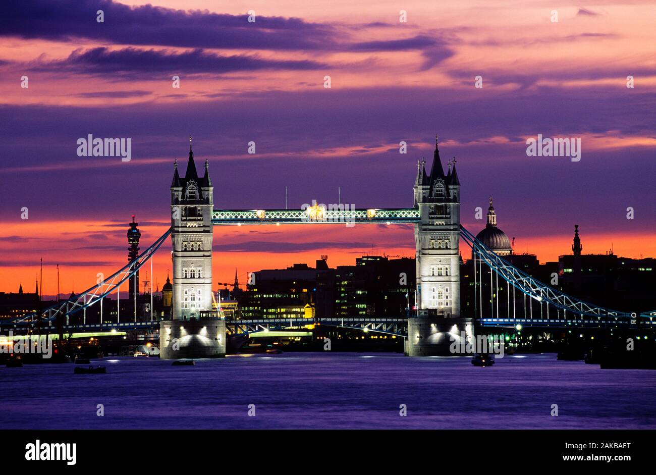 Vista del Puente de la torre en la noche, Londres, Inglaterra, Reino Unido. Foto de stock