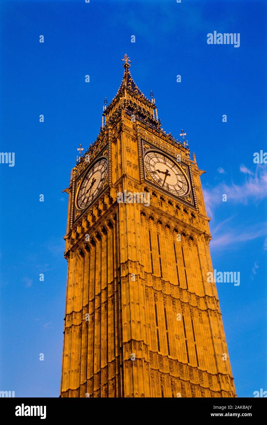 Ángulo de visión baja de Big Ben, Londres, Inglaterra, Reino Unido. Foto de stock