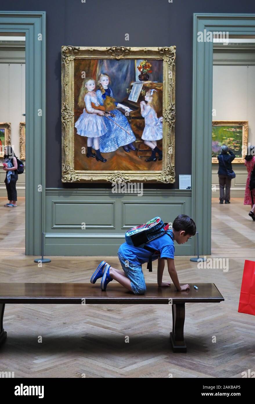 La Ciudad de Nueva York, NY, EE.UU. Jul 2017. Visitantes en el interior del Museo  Metropolitano de Arte, disfrutando de las obras de arte y otras formas de  relajación Fotografía de stock -