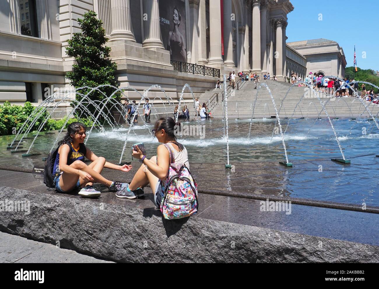 La Ciudad de Nueva York, NY, EE.UU. Jul 2017. Las mujeres jóvenes de diversas etnias divertirse fuera de las salpicaduras de agua se reunió en la Ciudad de Nueva York. Foto de stock