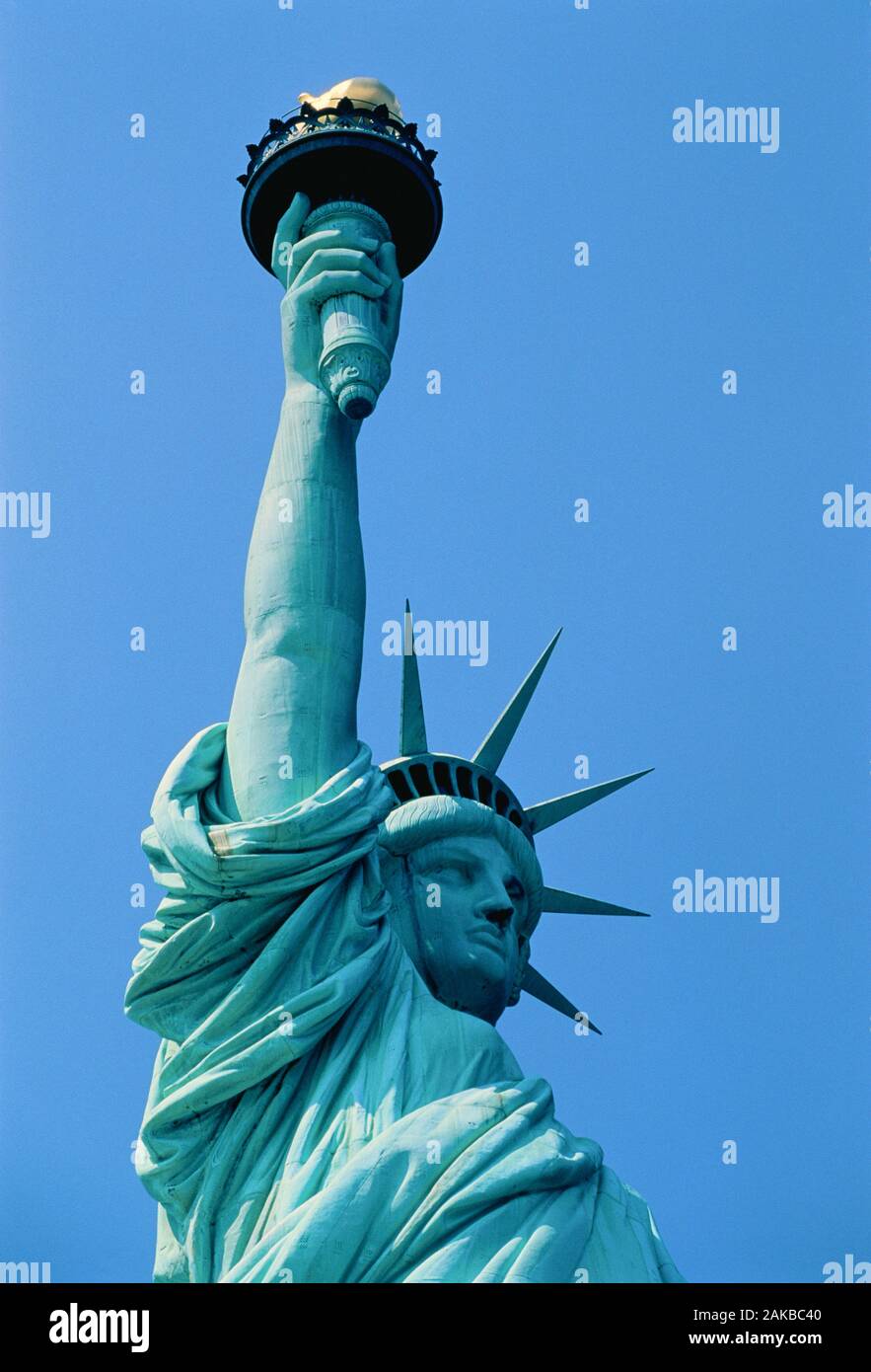 La estatua de la libertad contra el azul claro del cielo, la ciudad de Nueva York, EE.UU. Foto de stock