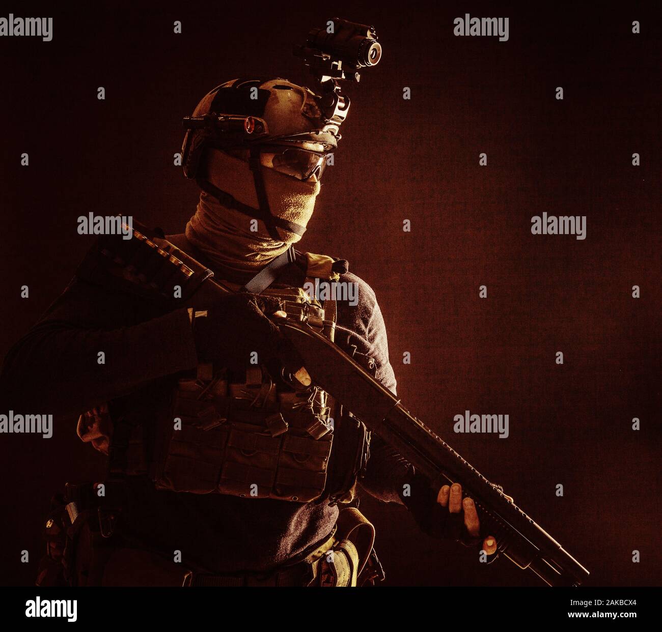 Tropas de élite del ejército soldado low key studio retrato Foto de stock