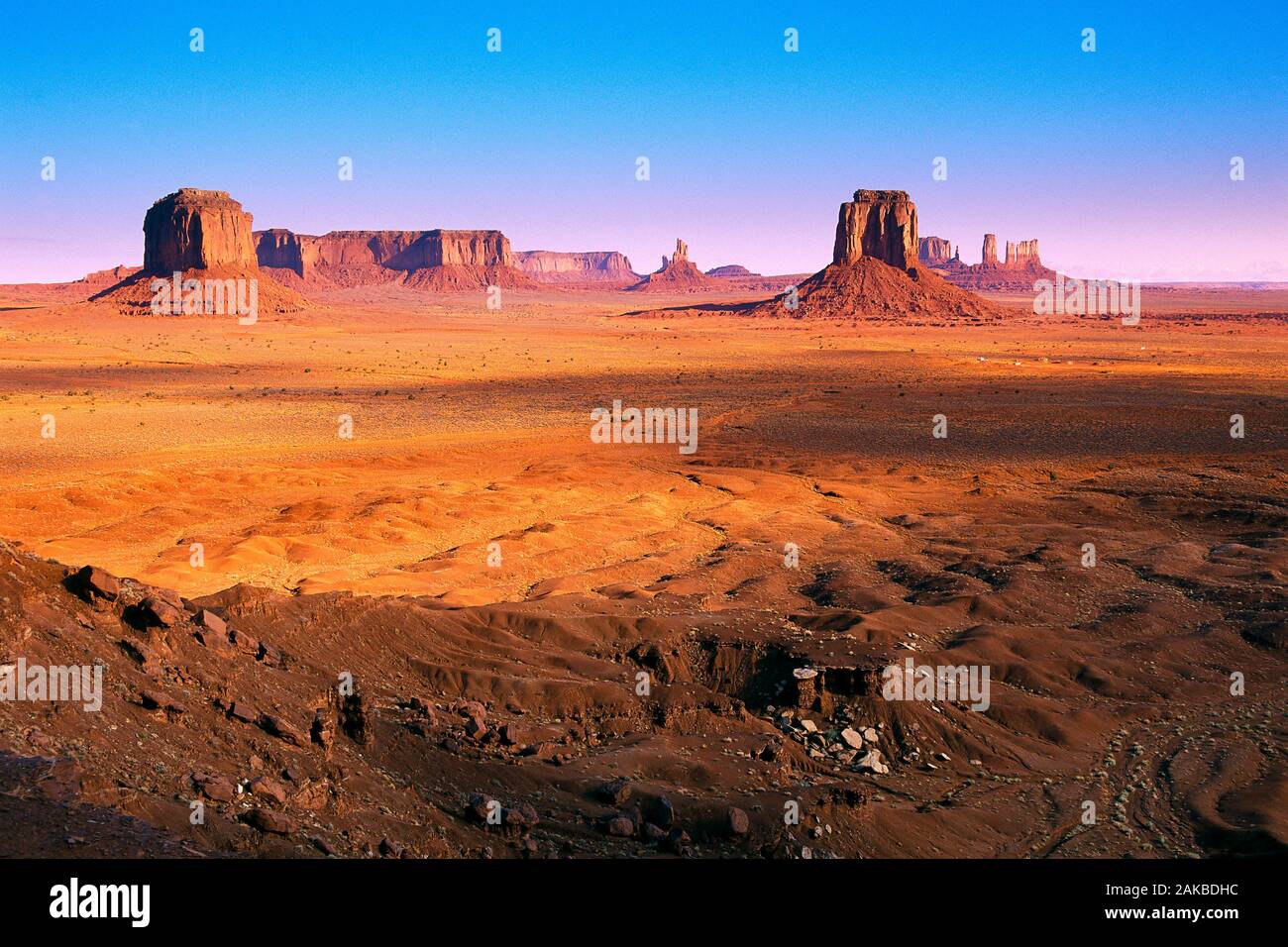 Paisaje con formaciones rocosas butte en desierto, Navajo Tribal Park, Monument Valley, Arizona, EE.UU. Foto de stock