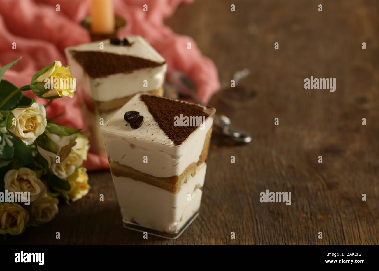 Tiramis de postre italiano para una cena rom ntica Fotograf a de