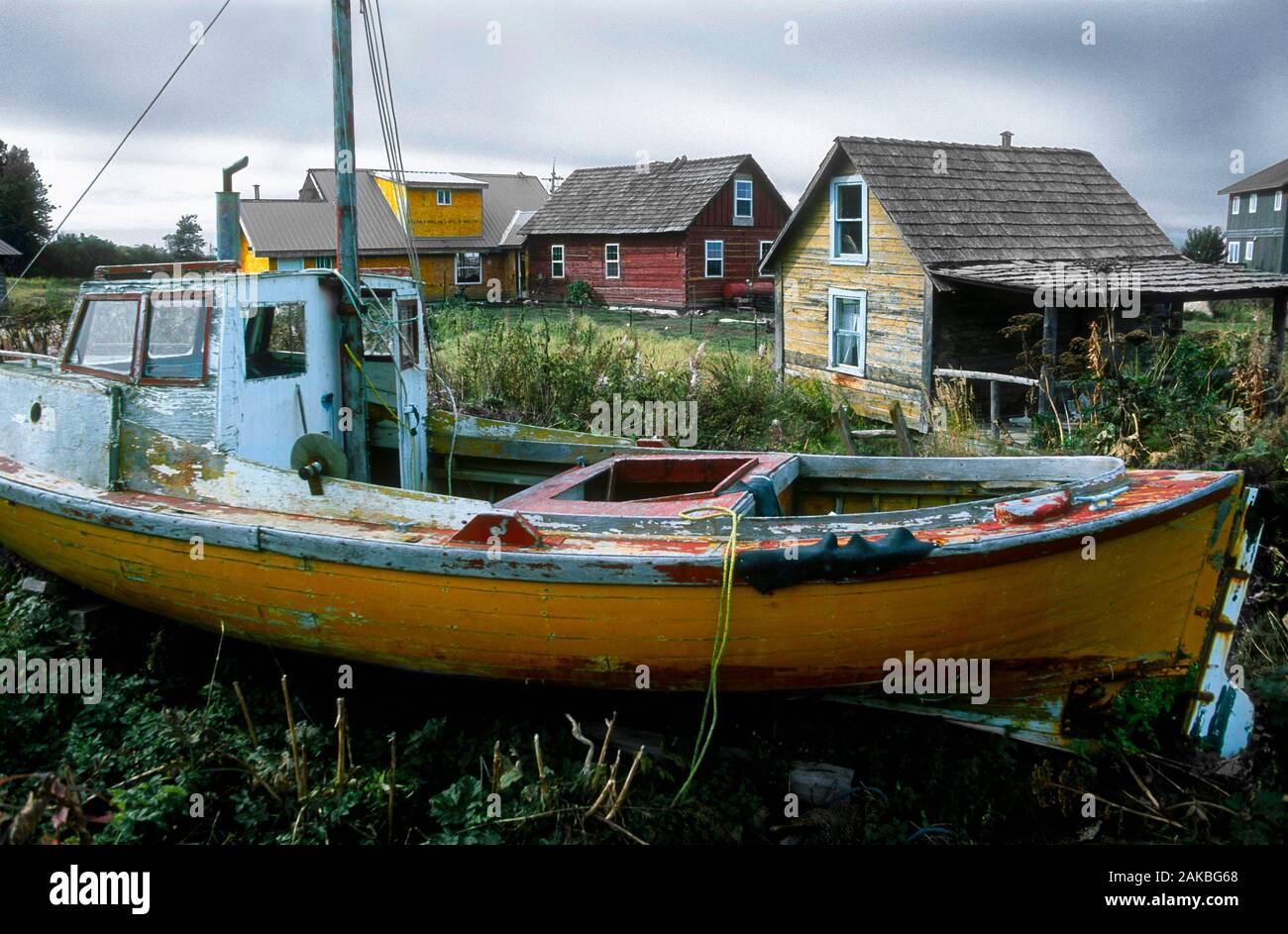 Bote abandonado, Viejo Ninilchik Village, Ninilchik, Península Kenai, Alaska, EE.UU. Foto de stock