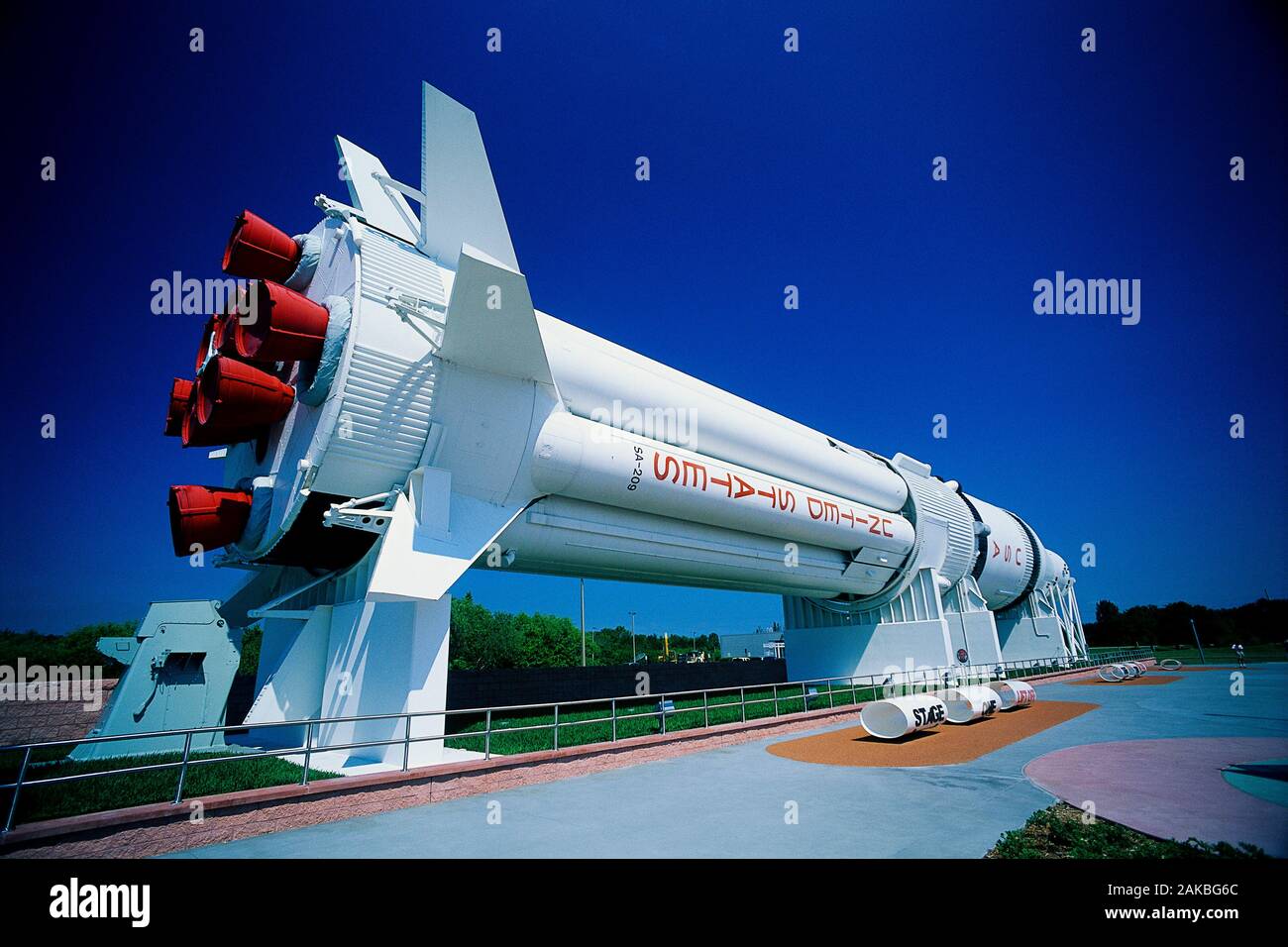 Cohete Saturno en exhibición en el Centro Espacial Kennedy, de Cabo Cañaveral, Florida, EE.UU. Foto de stock