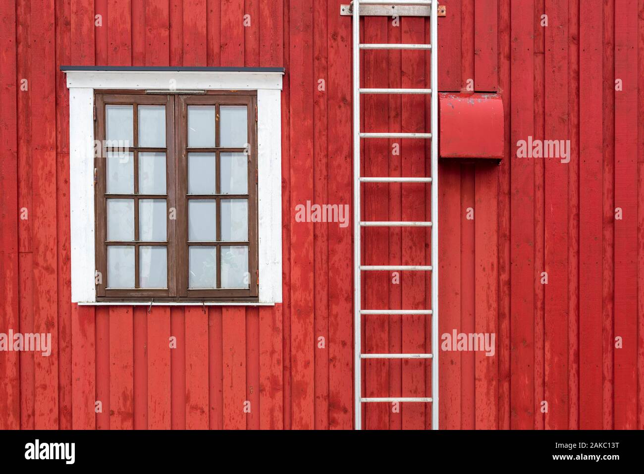 El condado de Nordland, Noruega, Islas Lofoten, Henningsvaer, casa roja Foto de stock