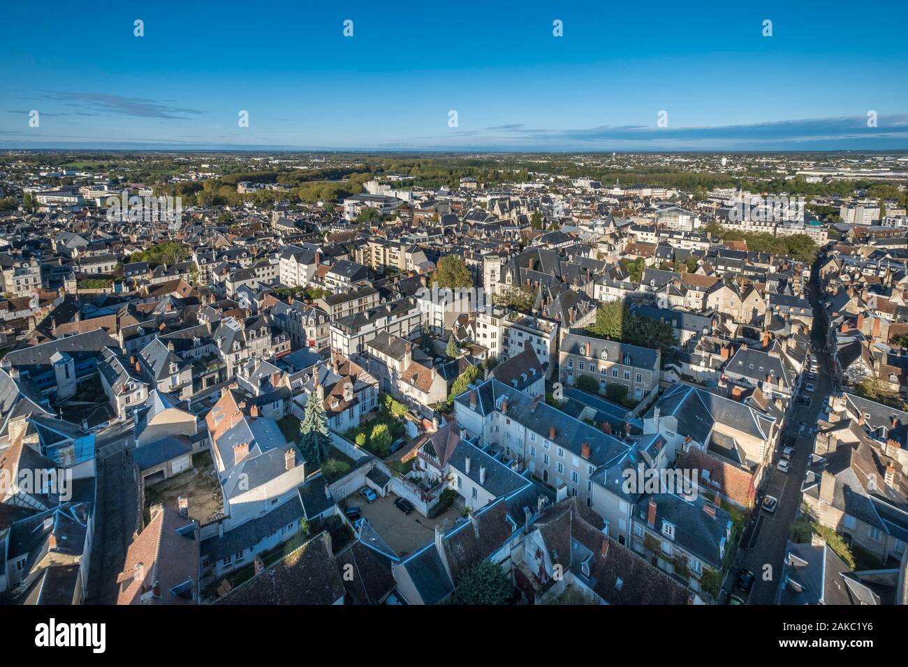 Francia, Cher, Bourges, un alto ángulo de vista de la ciudad desde la cima de la catedral Saint Etienne listados como Patrimonio Mundial por la UNESCO Foto de stock