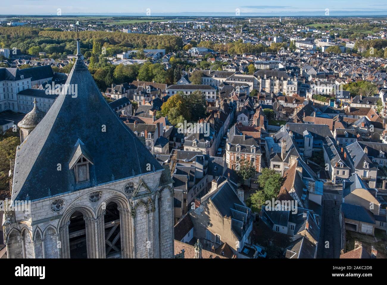 Francia, Cher, Bourges, un alto ángulo de vista de la ciudad desde la cima de la catedral Saint Etienne listados como Patrimonio Mundial por la UNESCO Foto de stock