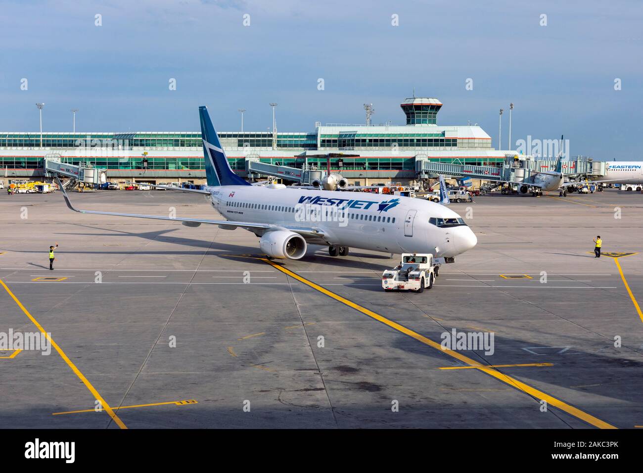 Provincia de Ontario, Canadá, el Aeropuerto Internacional Pearson de Toronto, el tráfico aéreo sobre el asfalto Foto de stock