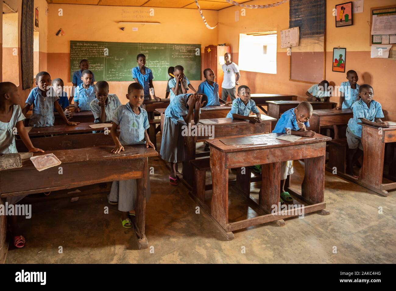 Benin, Nothern diferenciada, la zona de las montañas de Atacora, Koussoukoingou, niños en edad escolar Foto de stock
