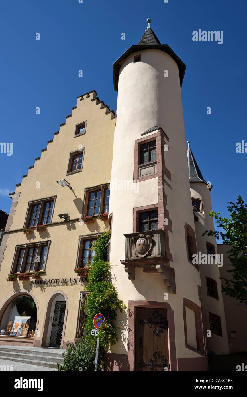 Francia Haut Rhin Sainte Marie Aux Mines Lugar Keufer Torre Farmacia Antigua Casa De Funcionarios De Mineria Fecha Del Siglo Xvi Con Escudos De La Torreta Ribeaupierre Fotografia De Stock Alamy