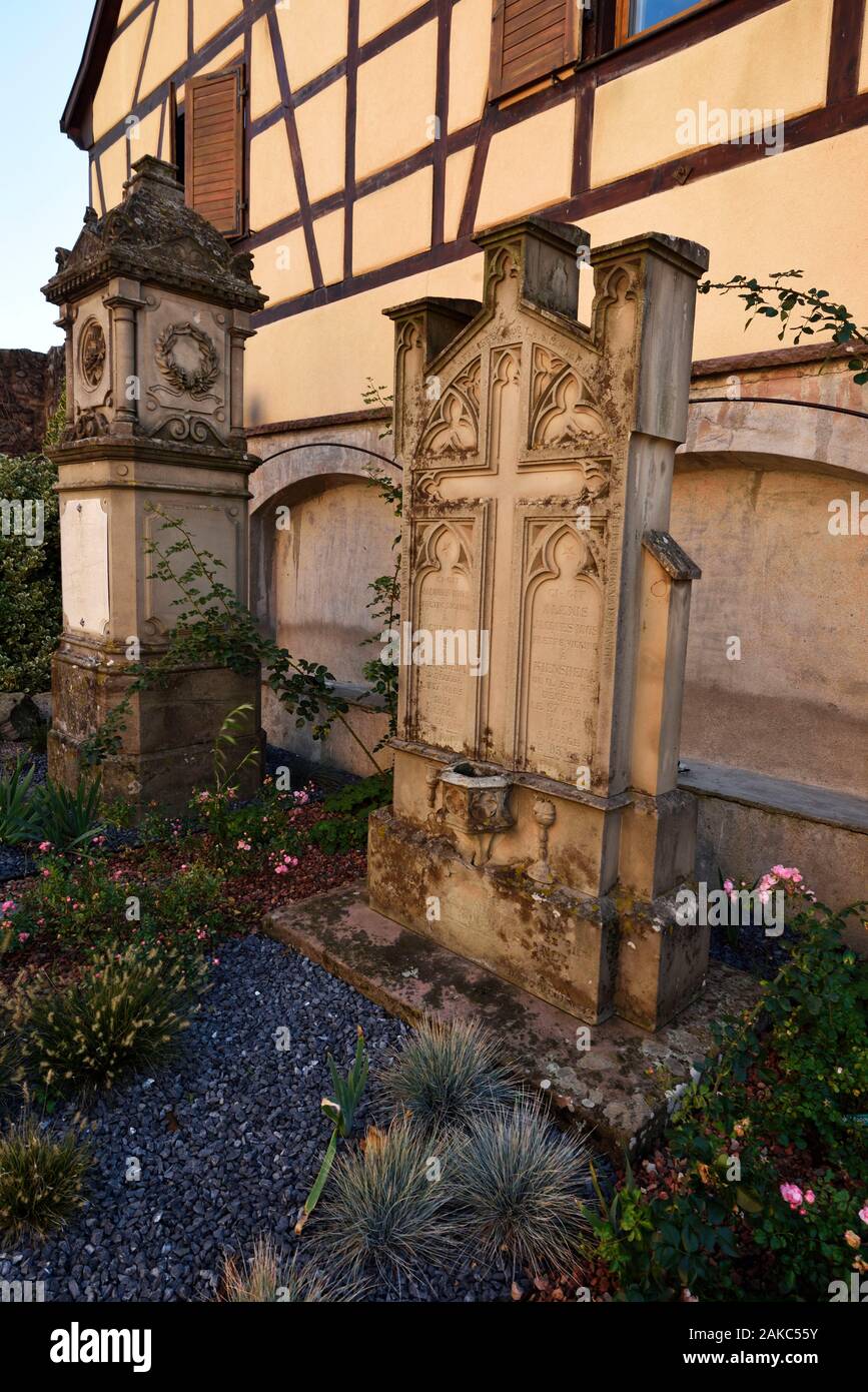 Francia, Haut Rhin, Kientzheim, Santos Felix et Regule capilla, lápidas de sacerdotes refractarios Foto de stock