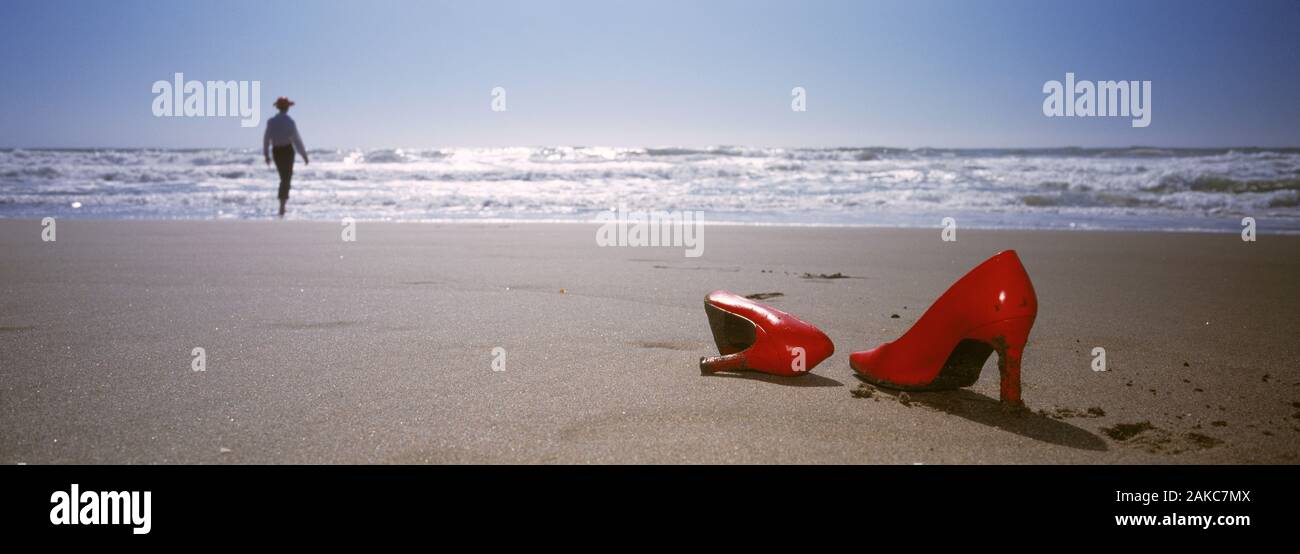 Vista de los tacones altos zapatos de mujer en la playa y en el agua, California, EE.UU Fotografía de stock - Alamy