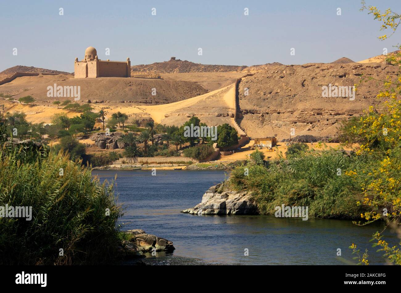 Egipto, en el Alto Egipto, Aswan, el mausoleo del Aga Khan, en una colina sobre la orilla izquierda del Nilo desde la punta de la isla de las flores Foto de stock