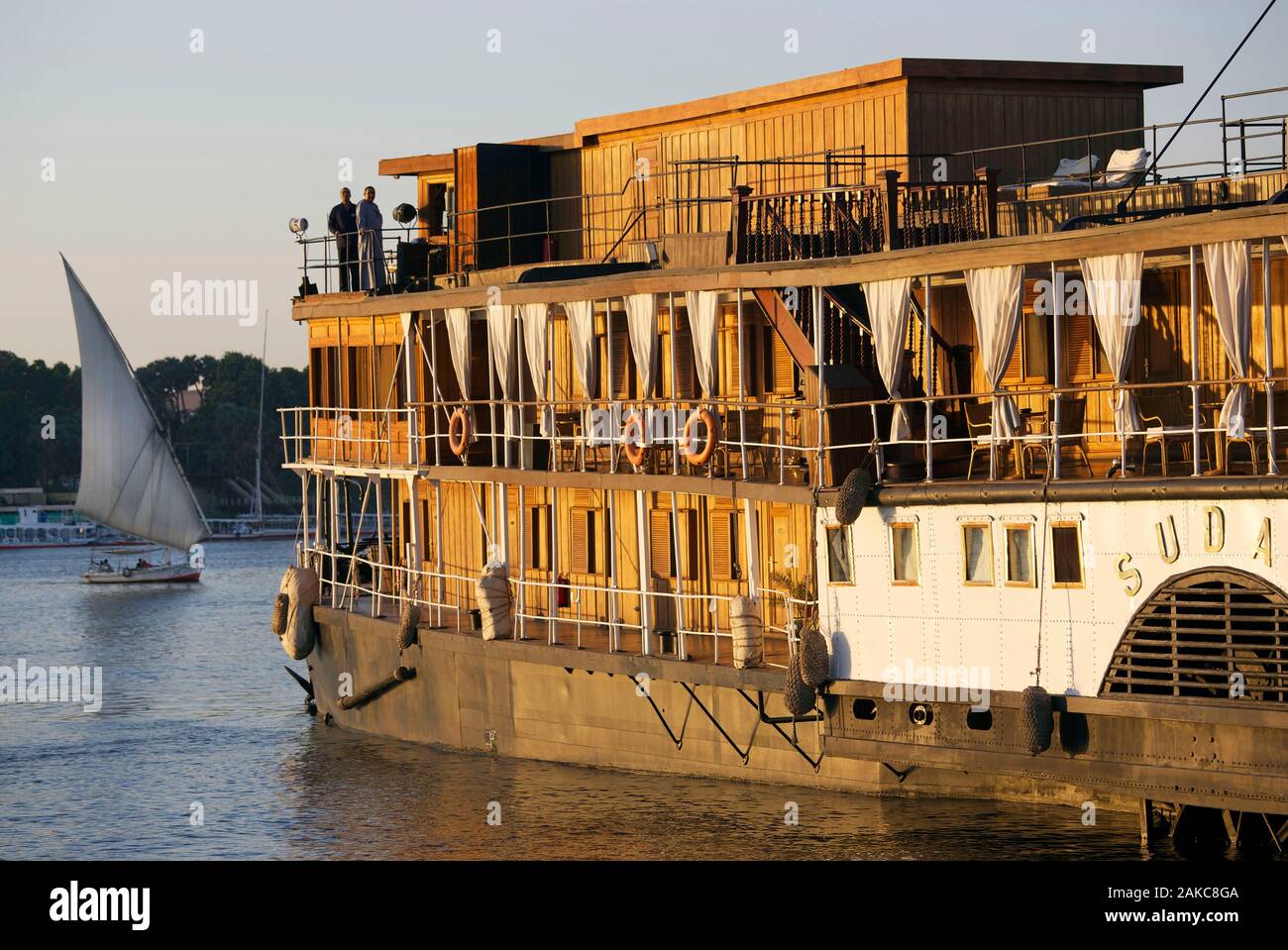 Egipto, en el Alto Egipto, El Valle del Nilo, Asuán, el Steam Ship Sudan, la última steamboat cruzando el Nilo, cruzando el Nilo en el crepúsculo Foto de stock