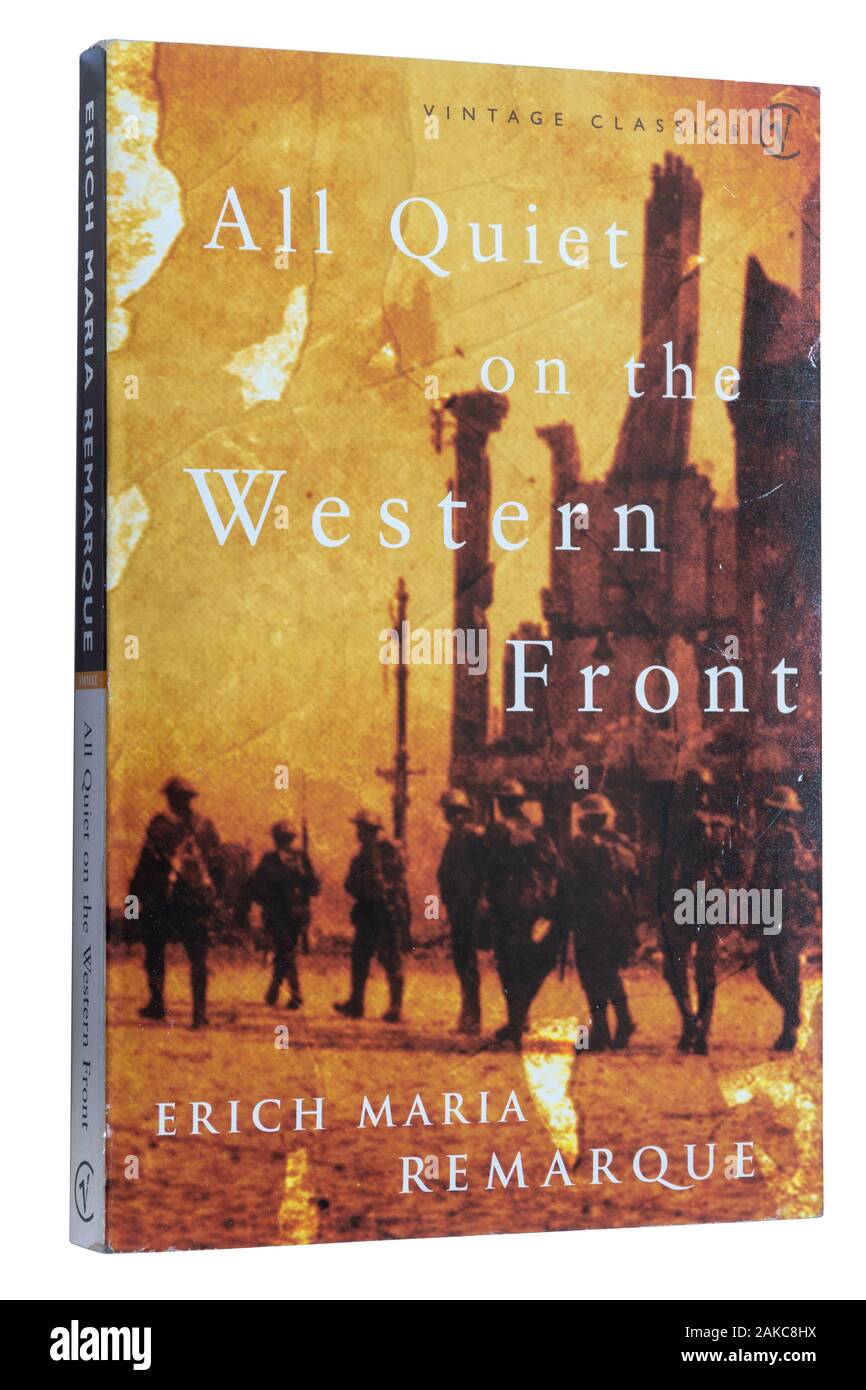 Todo tranquilo en el frente occidental novela de Erich Maria Remarque. Libro de bolsillo Foto de stock