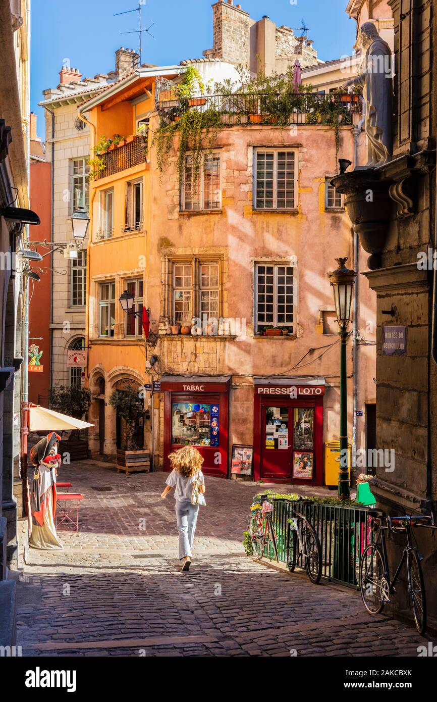 Francia, Ródano, Lyon, centro histórico clasificado como un sitio del Patrimonio Mundial de la UNESCO, la Montée du Gourguillon y lugar de Trinité Foto de stock