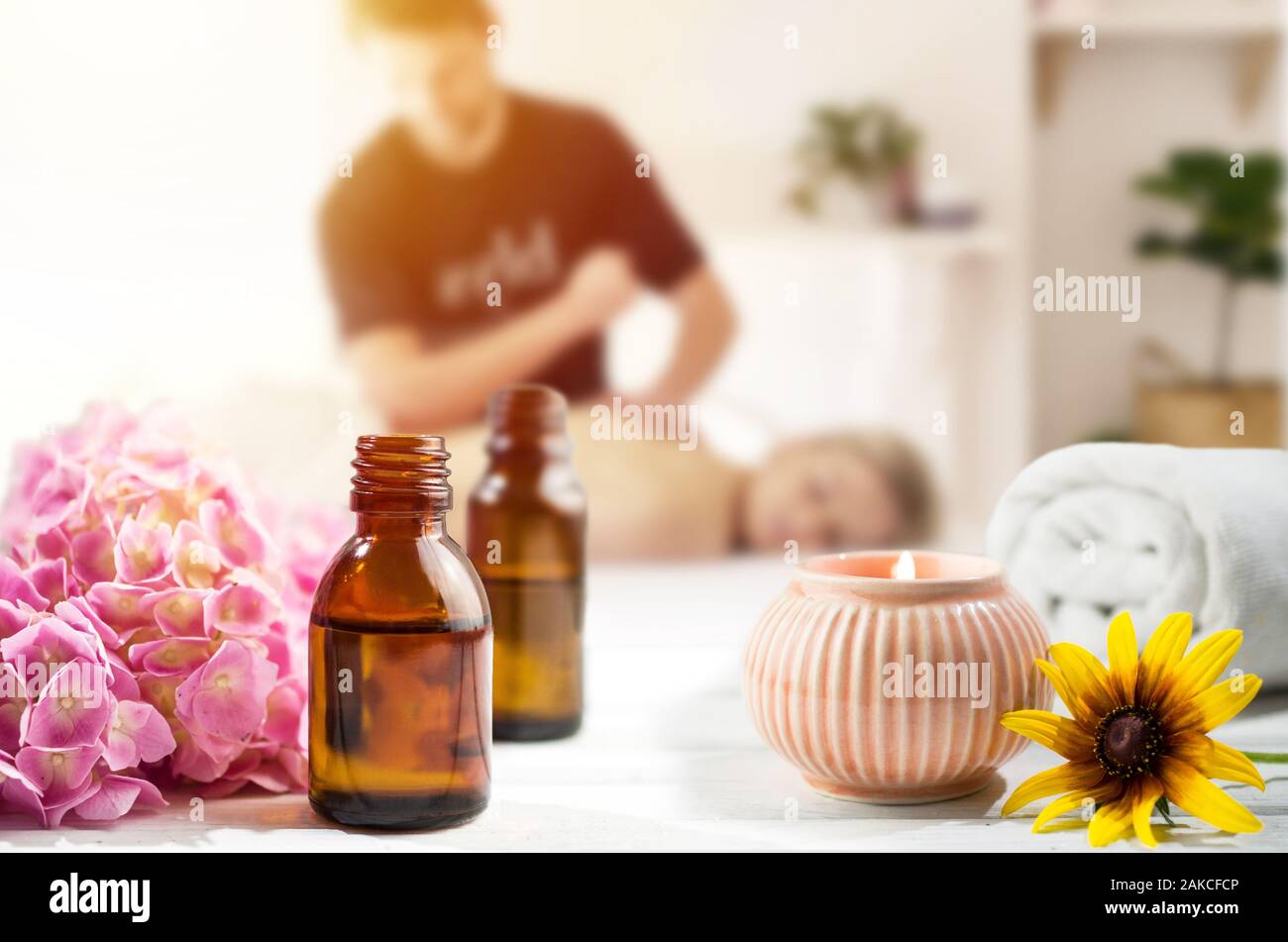 Aceites de aromaterapia, velas, flores, spa, medicina natural Fotografía de  stock - Alamy