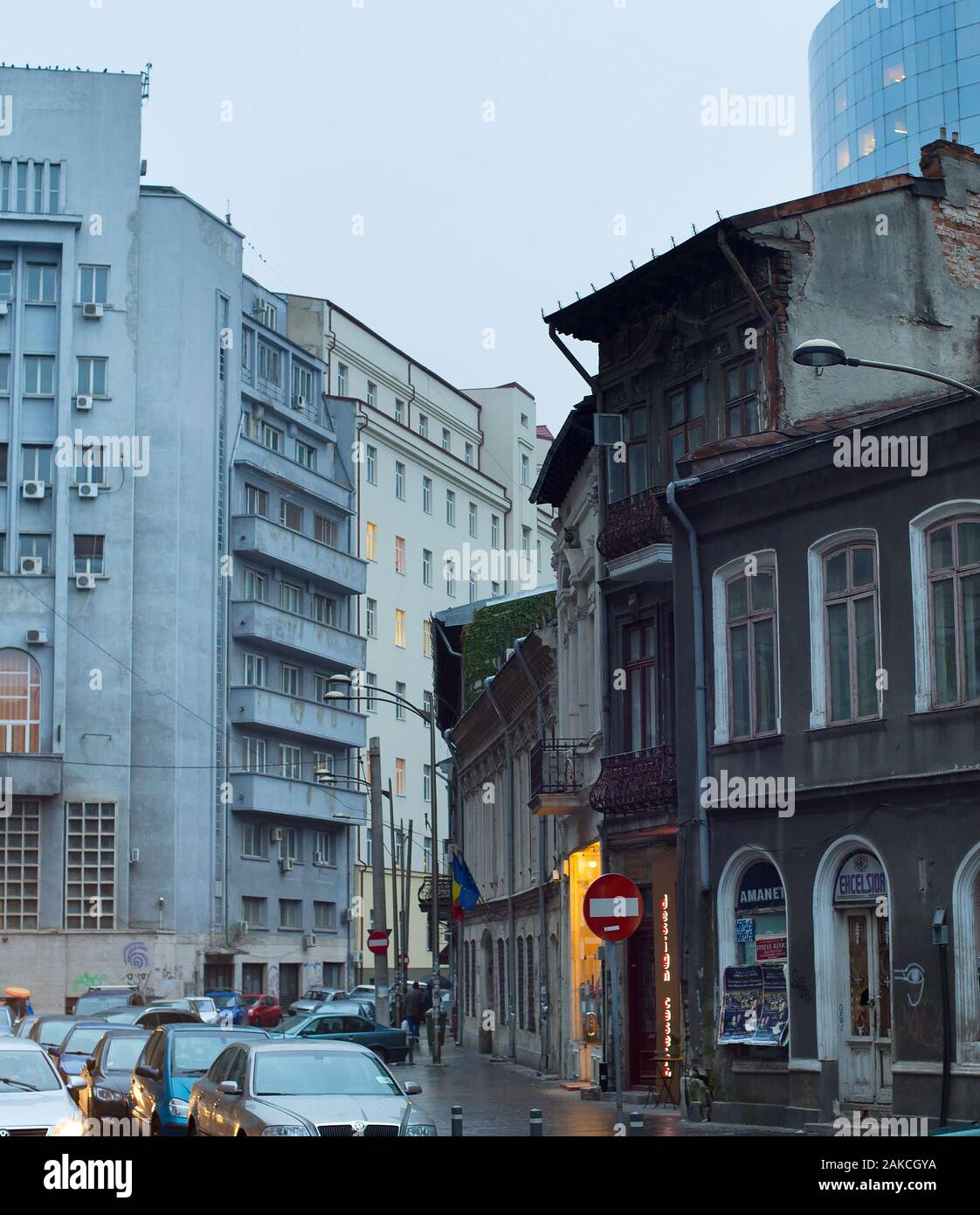 Bucarest Rumania 10 Oct 2106 Pequena Calle En El Centro De La Ciudad De Bucarest En La Lluvia Bucarest Es La Capital De Rumania Fotografia De Stock Alamy