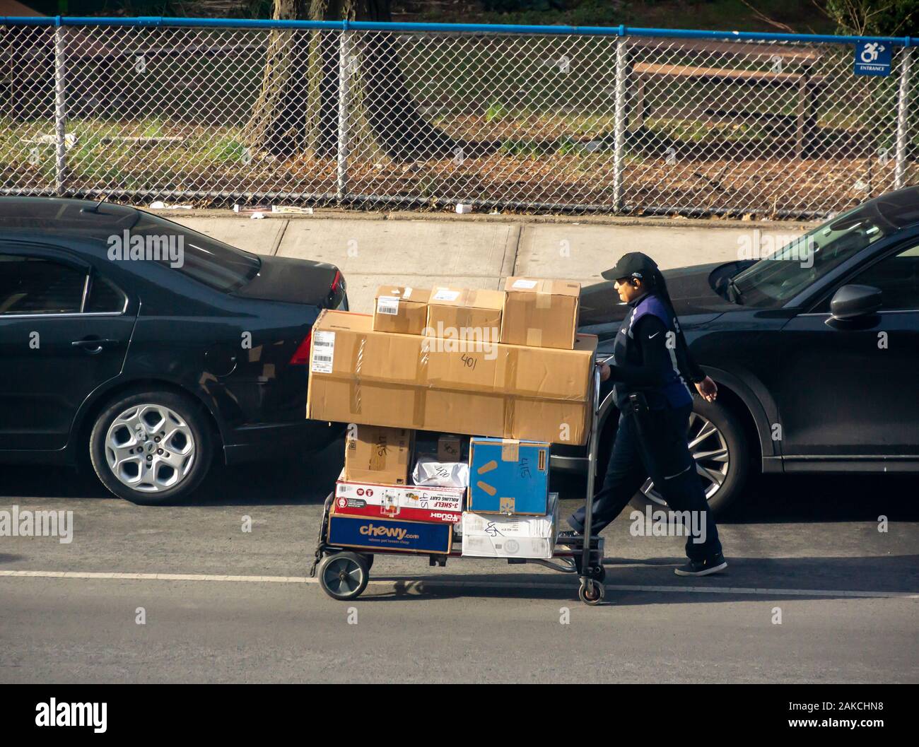 Un trabajador de FedEx con su carro cargado de paquetes en el barrio de  Chelsea, en Nueva York el sábado, 28 de diciembre de 2019. (© Richard B.  Levine Fotografía de stock - Alamy