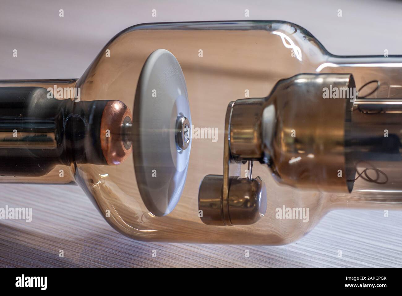 Ampolla de vidrio al vacío en un tubo de rayos X de ánodo giratorio, con  visibles Fotografía de stock - Alamy