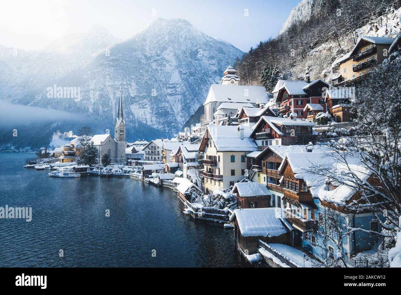 Ver postal clásica de Hallstatt famosa ciudad lacustre en los Alpes con el buque de pasaje en frío en un hermoso día soleado con el cielo azul y las nubes en invierno Foto de stock
