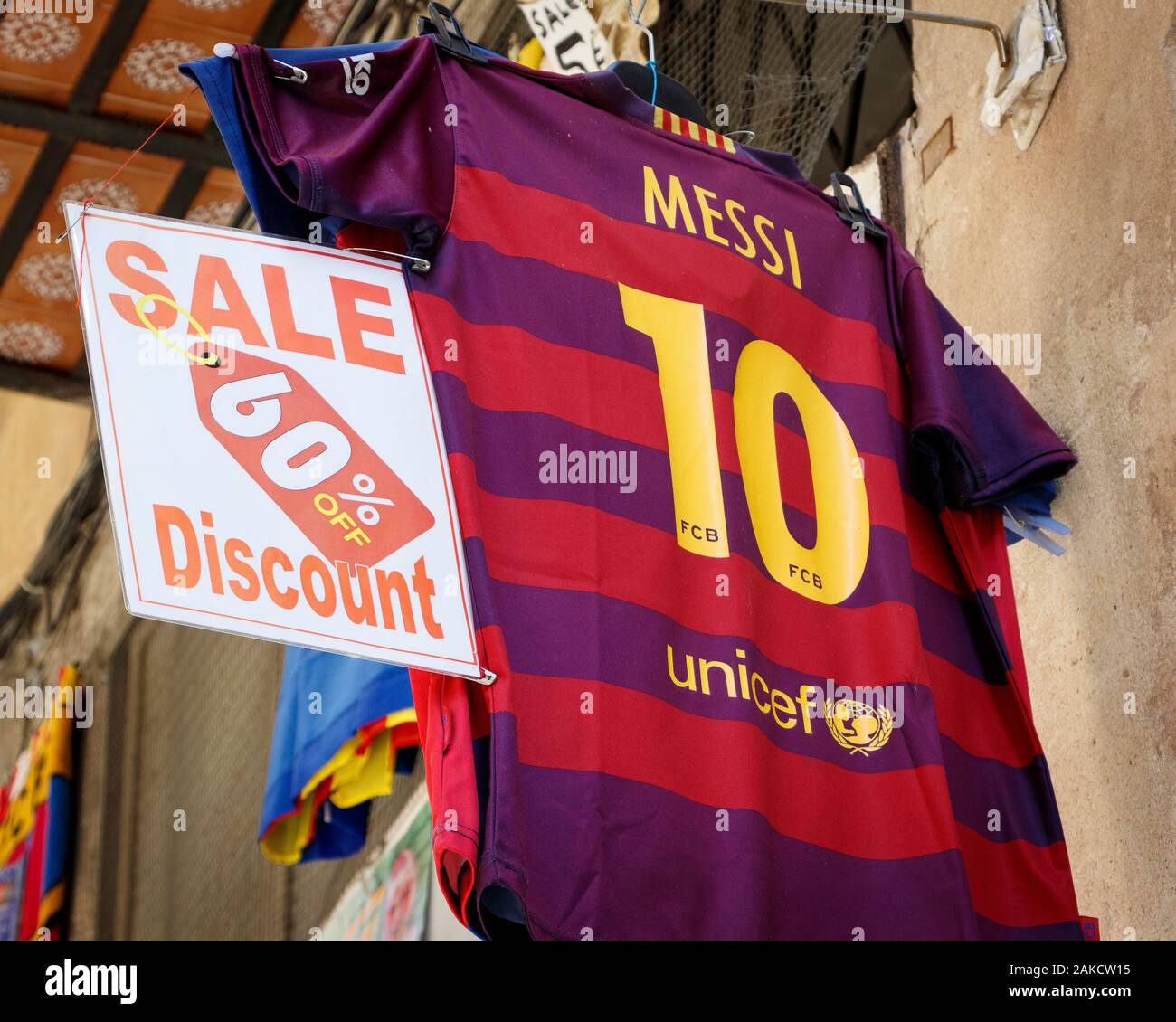 Un Lionel Messi camiseta de fútbol para la venta y colgando fuera de una  tienda de ropa deportiva en Barcelona, España. Ofrece 60% de descuento  Fotografía de stock - Alamy