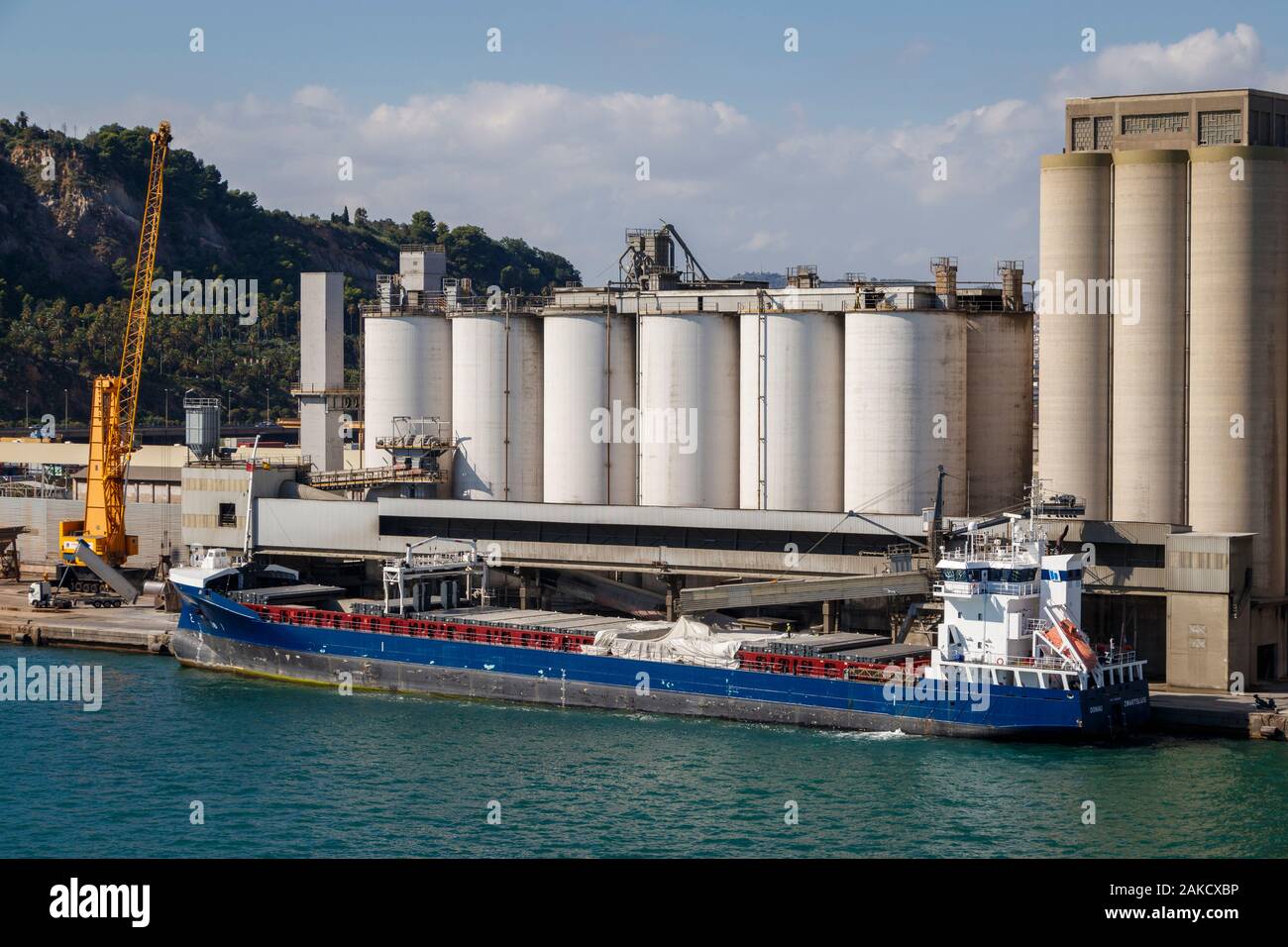 2011 Donau, buque de carga general, en el muelle del puerto de Barcelona, España. OMI 9385908. Navega bajo la bandera de los países Bajos. Silos Dockside. Foto de stock